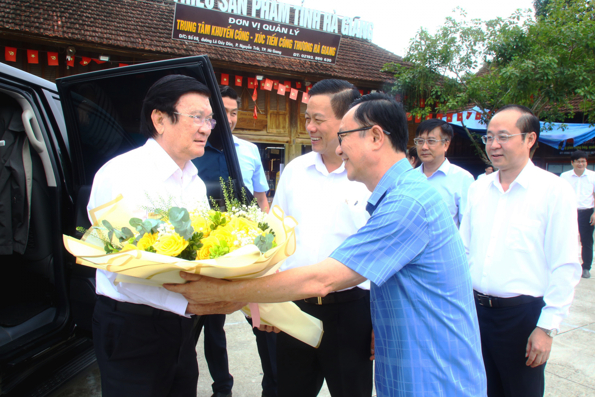 Các đồng chí lãnh đạo tỉnh đón đồng chí Trương Tấn Sang, nguyên Chủ tịch nước tại cầu Trì (Bắc Quang).