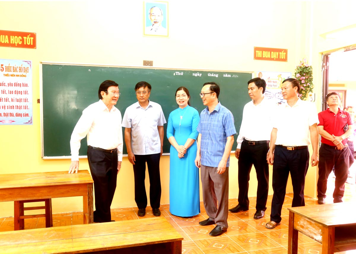Đồng chí Trương Tấn Sang thăm cơ sở vật chất của điểm trường mới xây Khuổi Én.