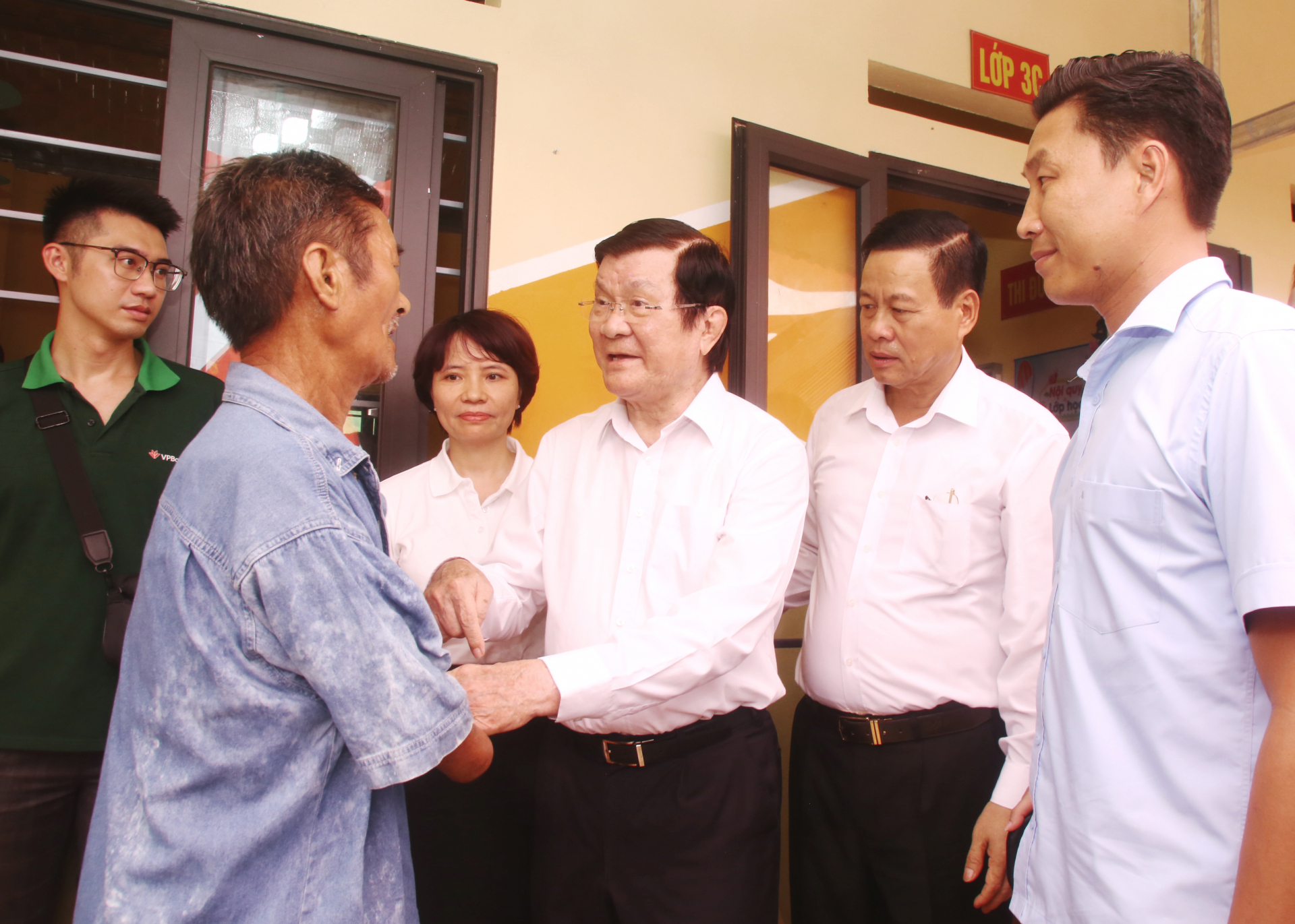 Đồng chí Trương Tấn Sang trò chuyện với người dân Khuổi Én.