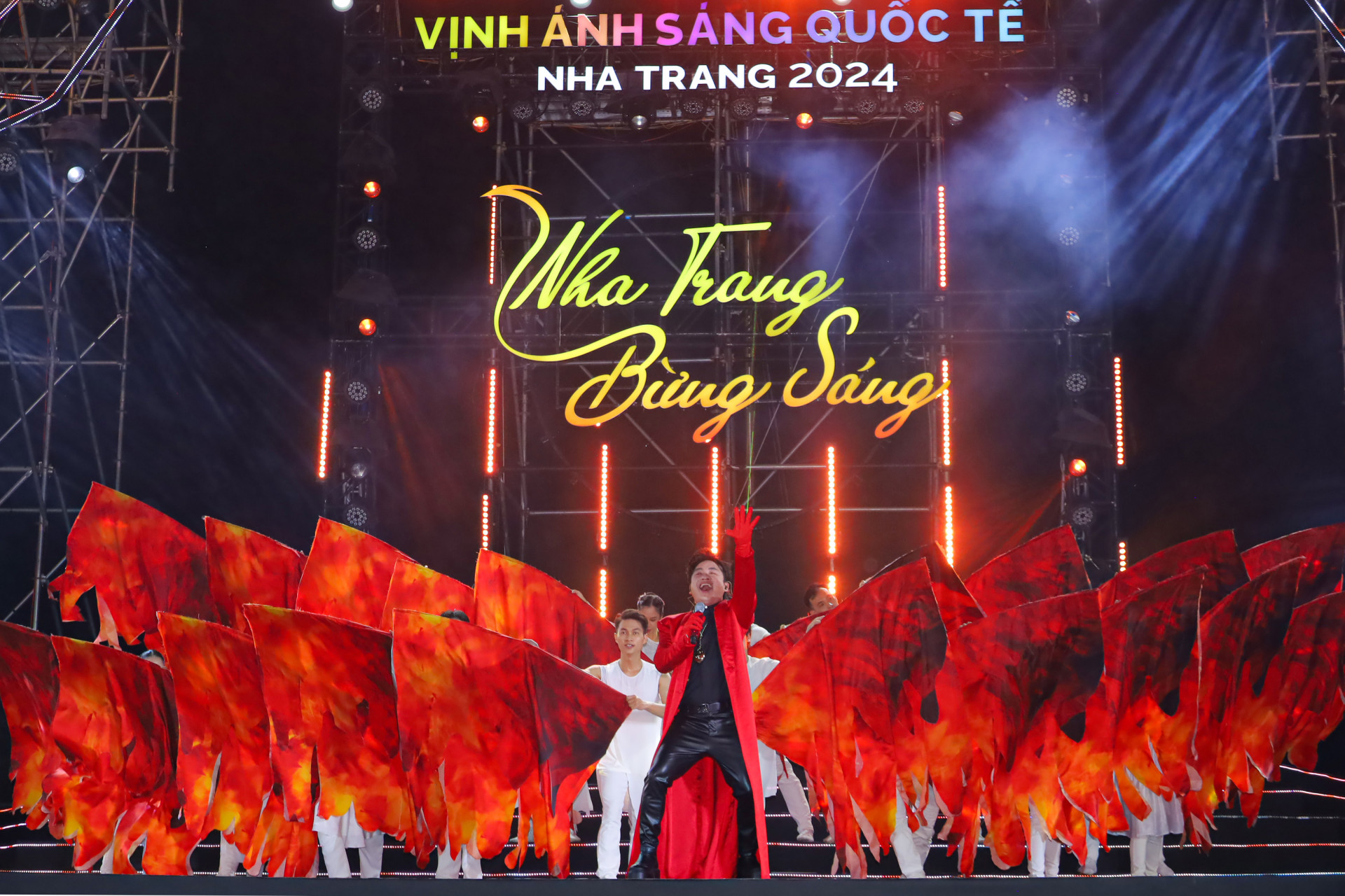 Ca sĩ Tùng Dương biểu diễn ca khúc Cánh chim phượng Hoàng tại đêm khai mạc Lễ hội Vịnh ánh sáng quốc tế Nha Trang 2024, ảnh; Nhân Tâm