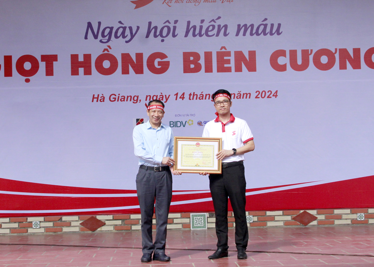Phó Chủ tịch UBND tỉnh Trần Đức Quý trao Bằng khen của Chủ tịch UBND tỉnh cho Viện Huyết học và Truyền máu Trung ương.
