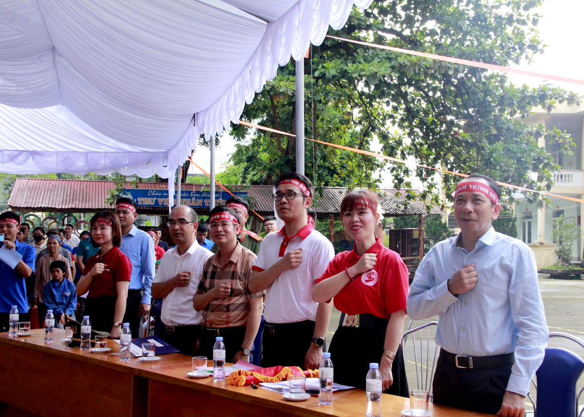 Các đại biểu cùng hô vang khẩu hiệu Kết nối dòng máu Việt