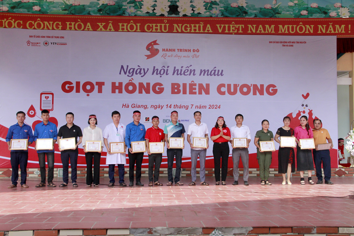 Lãnh đạo UBND huyện Vị Xuyên tặng Giấy khen cho các tập thể, cá nhân có thành tích xuất sắc trong tuyên truyền, vận động hiến máu tình nguyện.