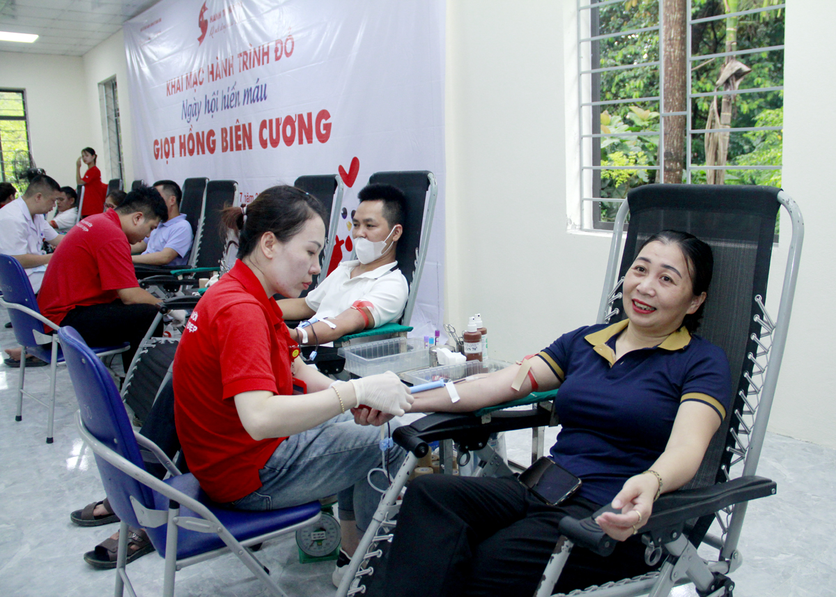 Cán bộ, chiến sỹ và người dân huyện Vị Xuyên hiến máu tình nguyện.