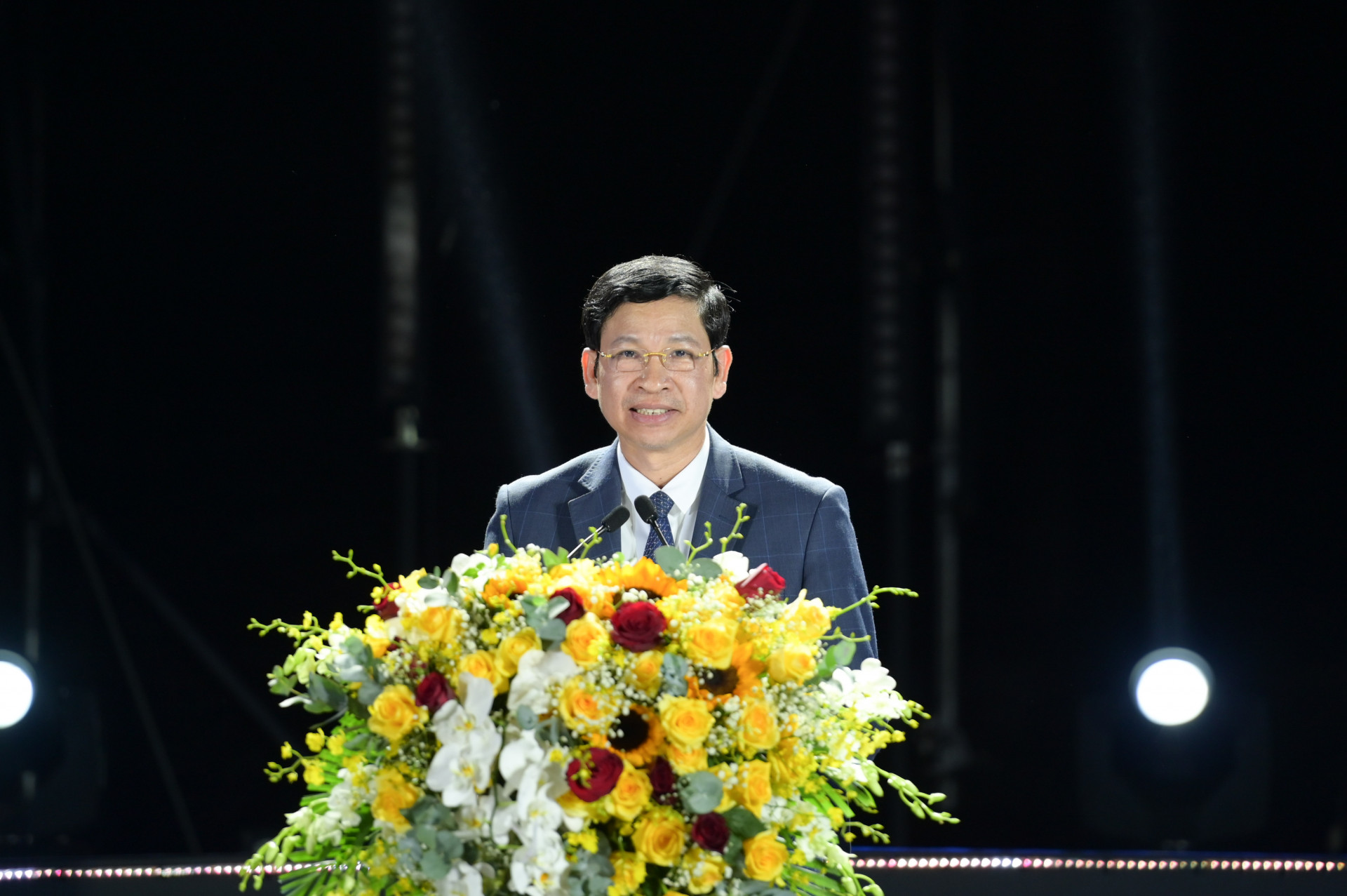 Thứ trưởng Bộ Văn hóa - Thể thao và Du lịch Hồ An Phong phát biểu đêm khai mạc Lễ hội Vịnh ánh sáng quốc tế Nha Trang