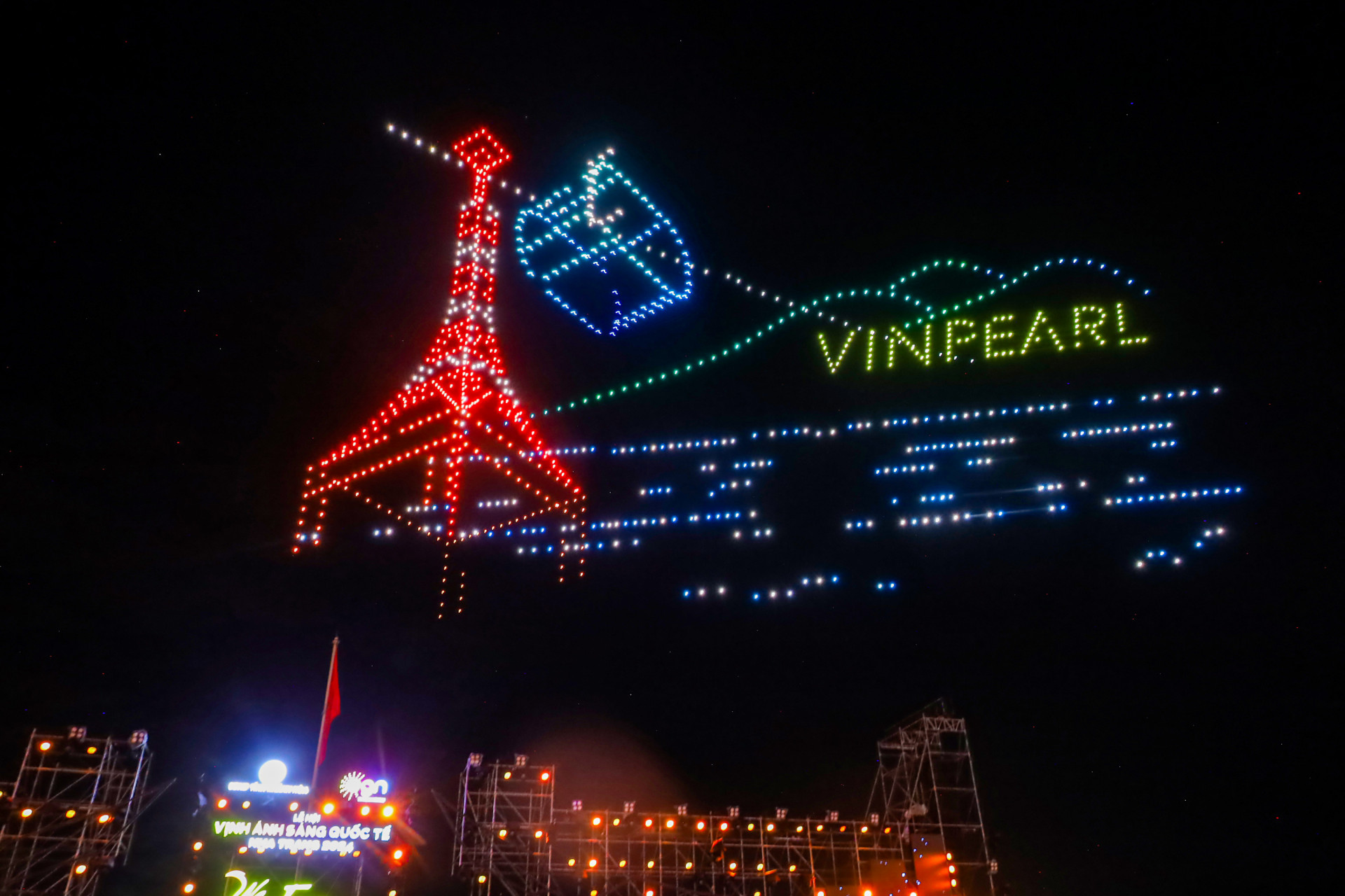 Hình ảnh cáp treo Vinpearl được trình diễn bằng drone trong đêm khai mạc Lễ hội Vịnh ánh sáng quốc tế Nha Trang 2024.