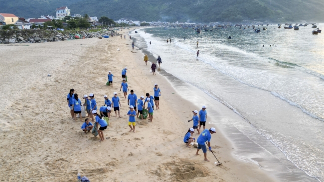 Khánh Hòa: Chung tay làm sạch bãi biển Đại Lãnh