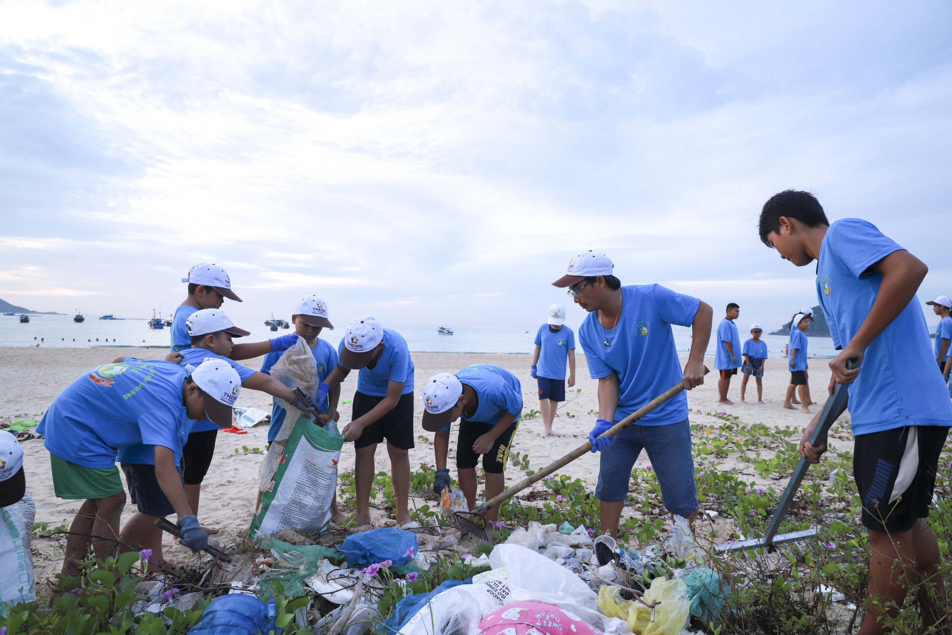 Khánh Hòa: Chung tay làm sạch bãi biển Đại Lãnh