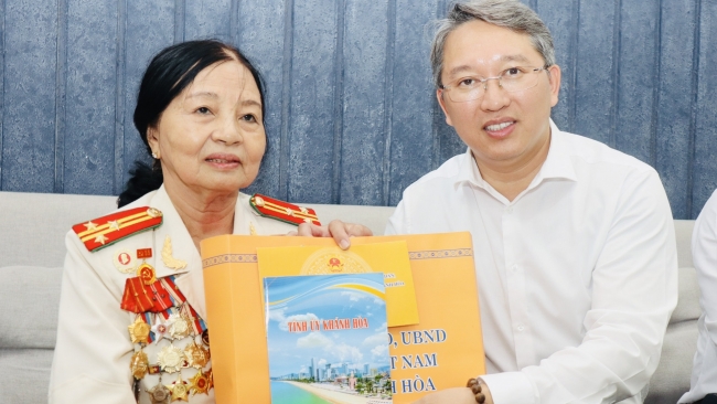 Khánh Hòa: Bí thư Tỉnh ủy Nguyễn Hải Ninh thăm và tặng quà các gia đình người có công với cách mạng tại TP. Nha Trang