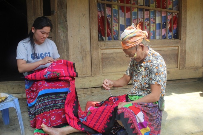 Người Mông ở bản Suối Tôn đã biết đưa các nghề thủ công về làm, góp phần tăng thêm thu nhập, giữ gìn bản sắc văn hoá dân tộc