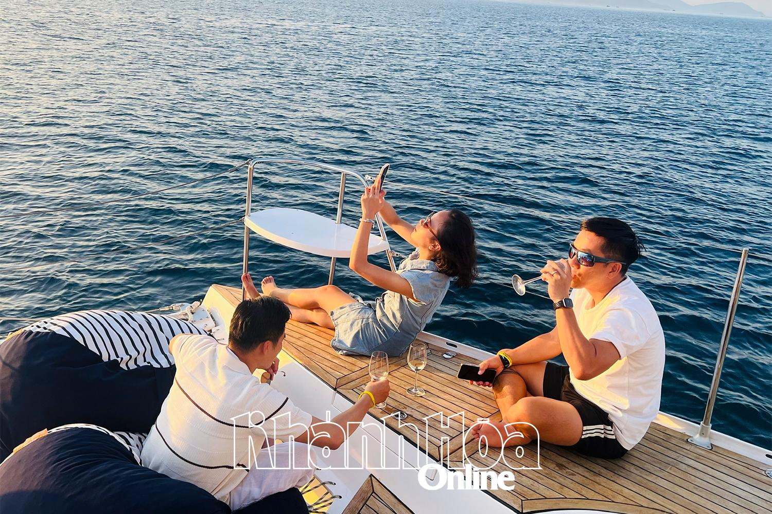 Khánh Hòa: Du lịch biển, đảo Nha Trang tinh tế, sang trọng ở tour du thuyền