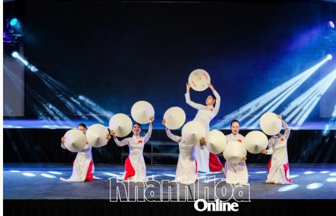 Khánh Hòa: Khu nghỉ dưỡng Alma ra mắt chương trình biểu diễn nghệ thuật tại nhà hát ngoài trời