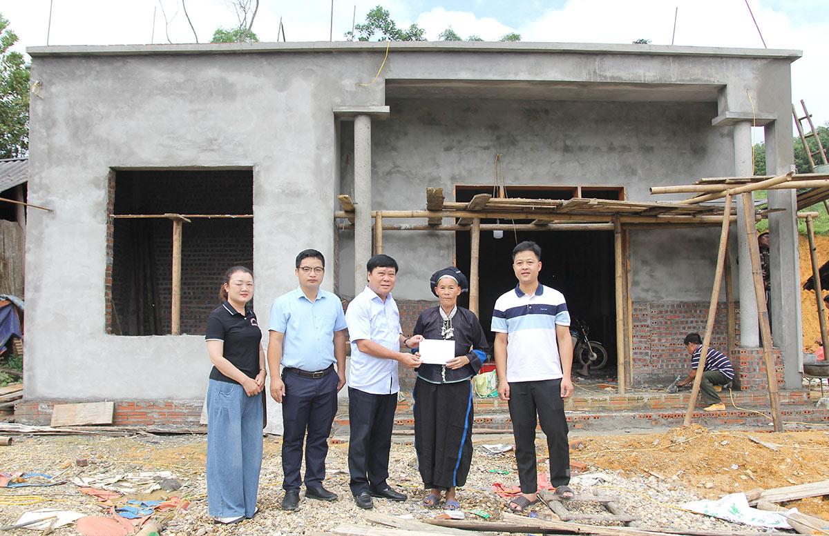 Báo và phát thanh, truyền hình Tuyên Quang trao hỗ trợ xóa nhà tạm cho hộ nghèo