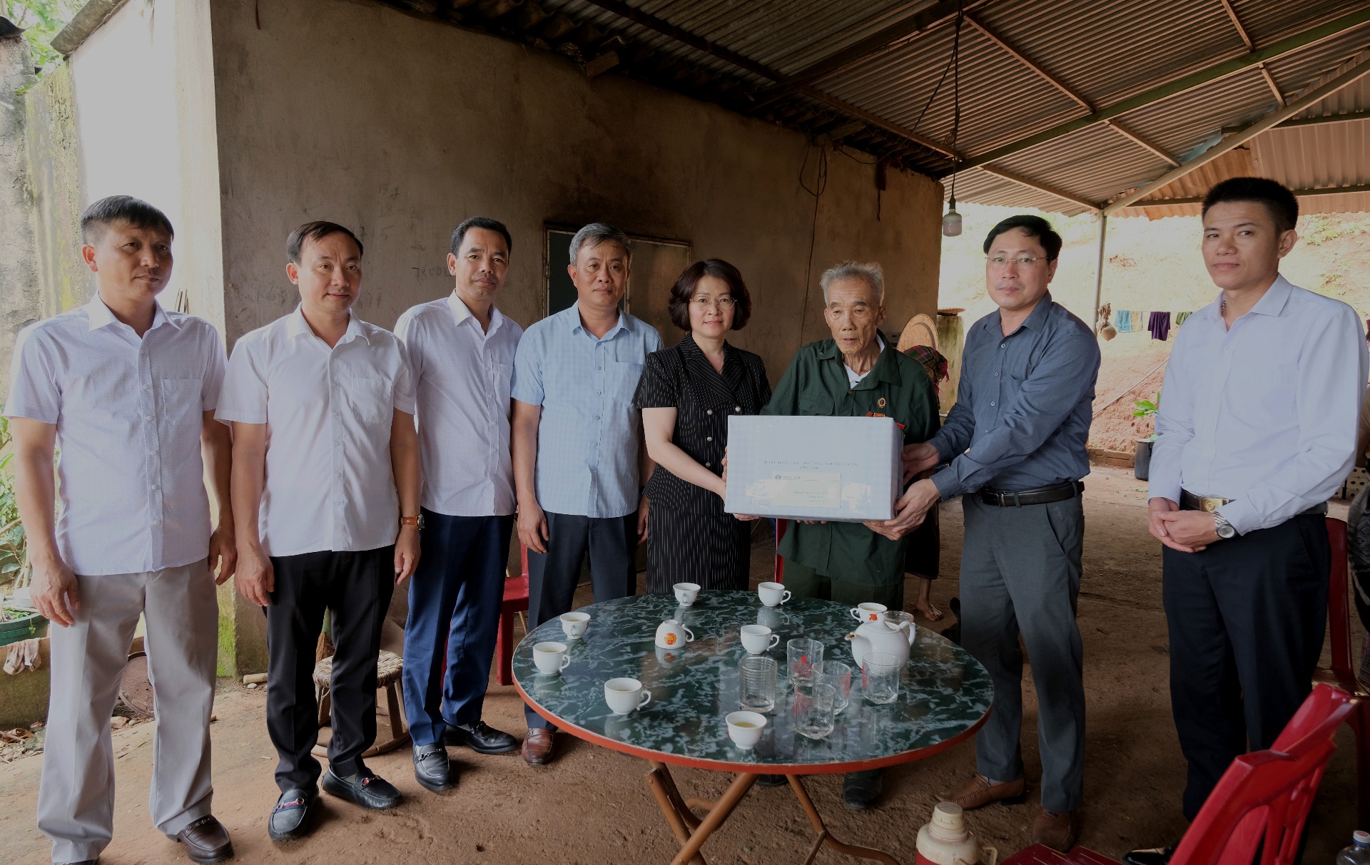 Lai Châu: Đoàn công tác của Ban Thường vụ Tỉnh ủy thăm, tặng quà gia đình chính sách