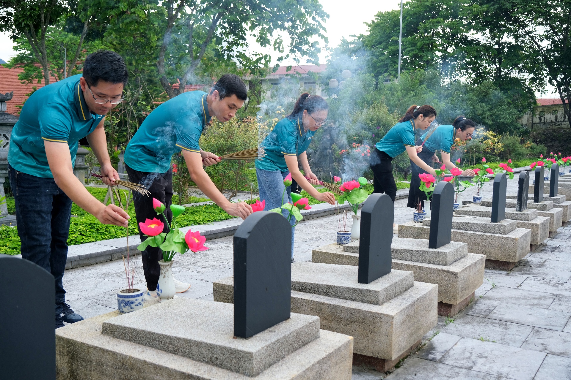 Lai Châu: Chi đoàn BIDV Chi nhánh viếng Nghĩa trang Liệt sĩ tỉnh