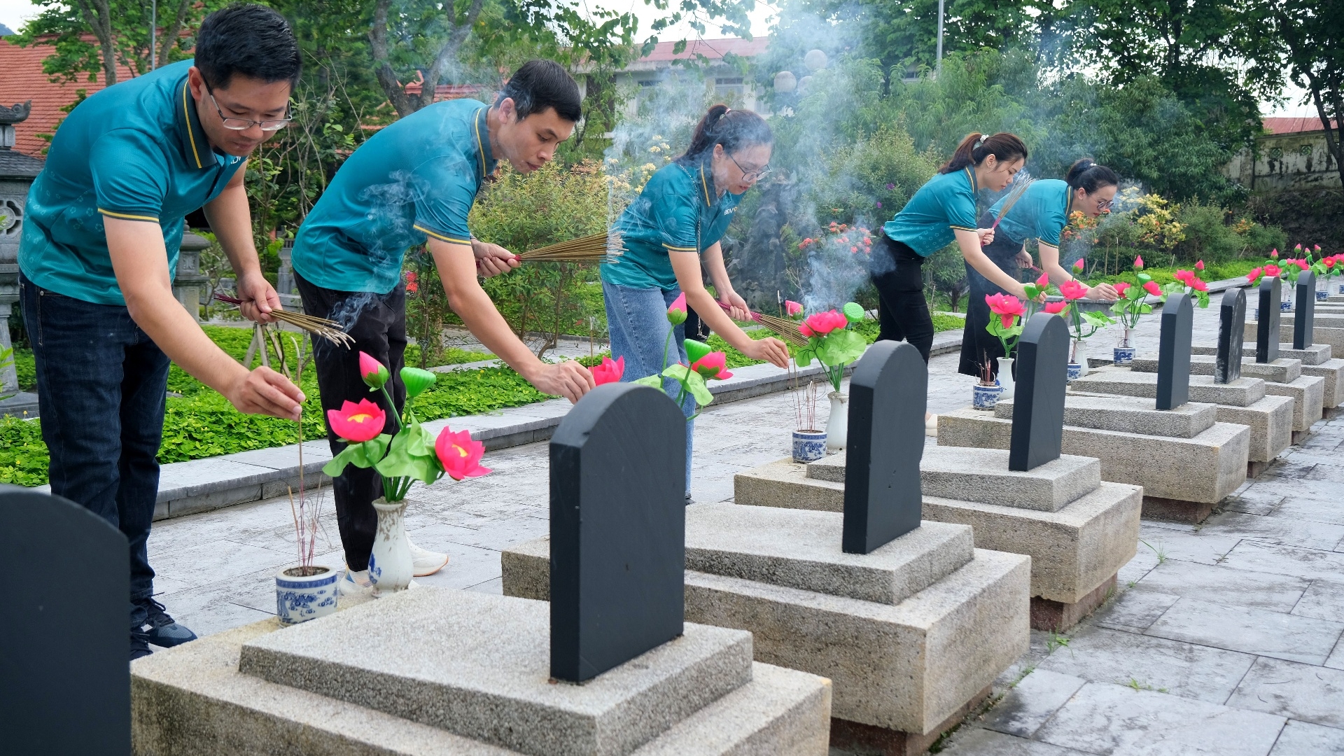 Lai Châu: Chi đoàn BIDV Chi nhánh viếng Nghĩa trang Liệt sĩ tỉnh
