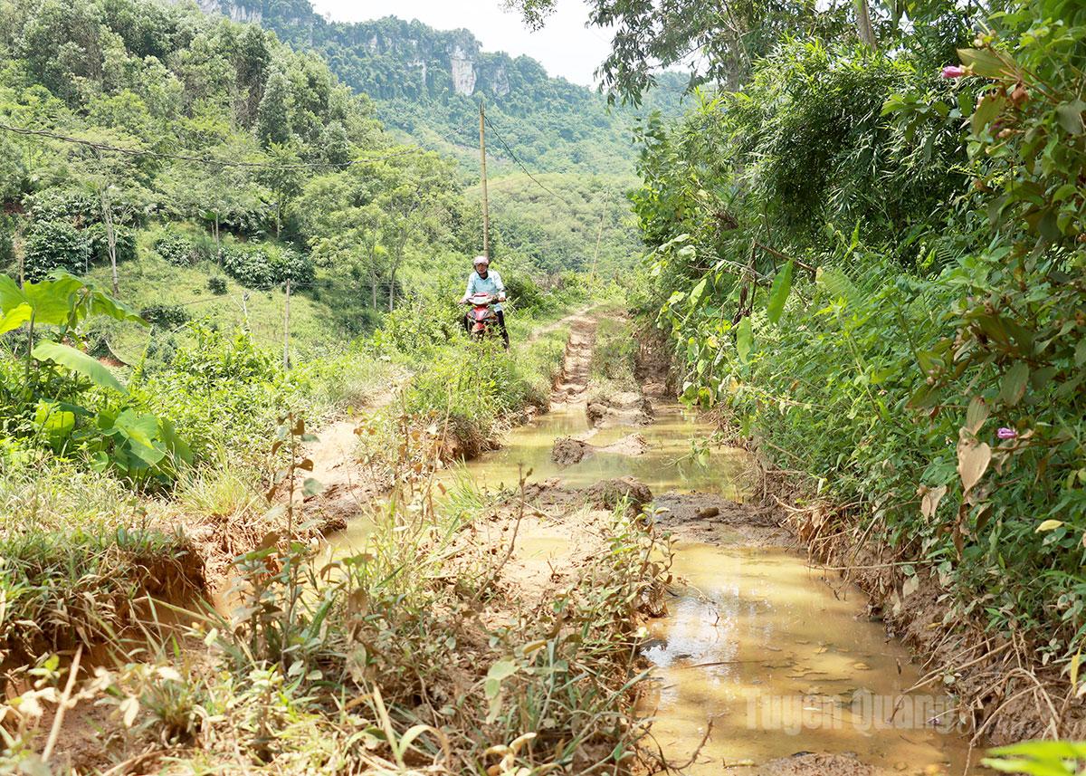 Tuyên Quang: Người dân thôn Nặm Vạc mong chờ một tuyến đường bê tông
