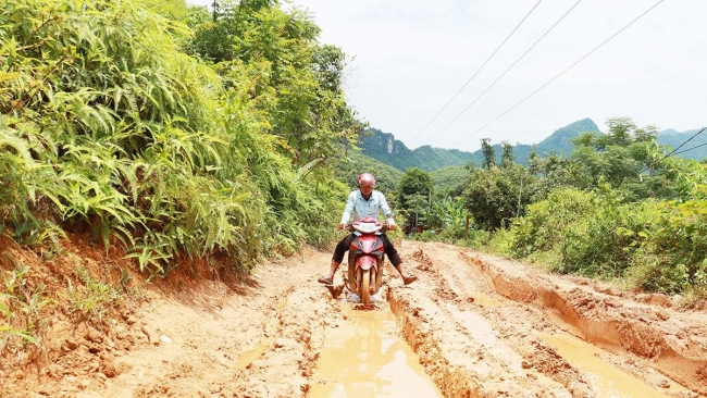 Tuyên Quang: Người dân thôn Nặm Vạc mong chờ một tuyến đường bê tông