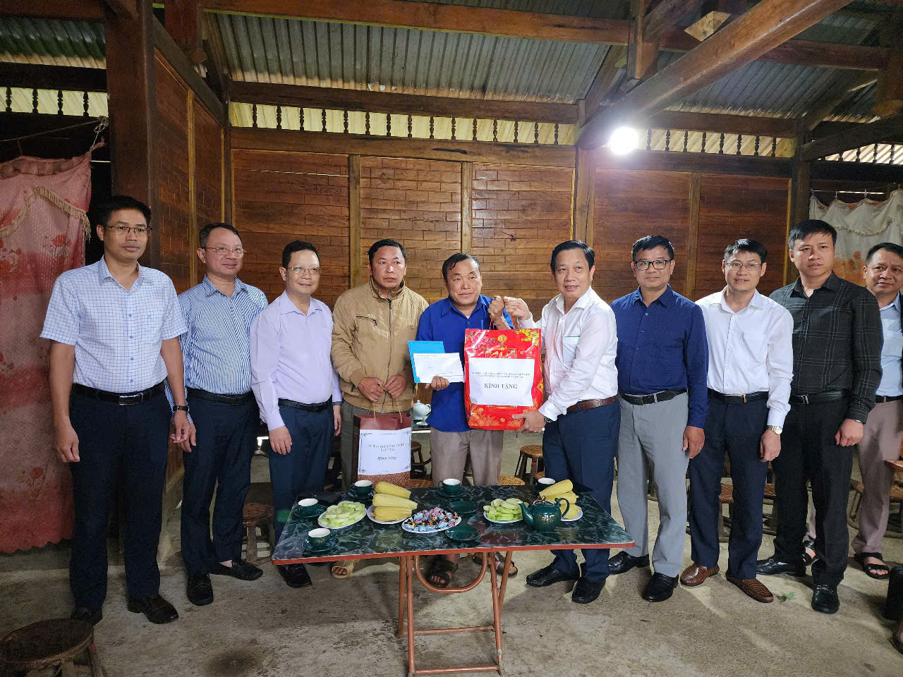 Lai Châu: Thăm, tặng quà gia đình liệt sĩ