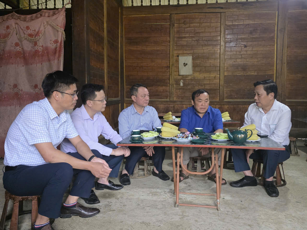 Lai Châu: Thăm, tặng quà gia đình liệt sĩ
