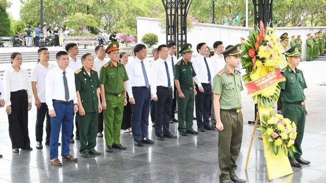 Tuyên Quang: Đoàn đại biểu tỉnh dâng hương tại Nghĩa trang Liệt sĩ Quốc gia Trường Sơn và Đường 9
