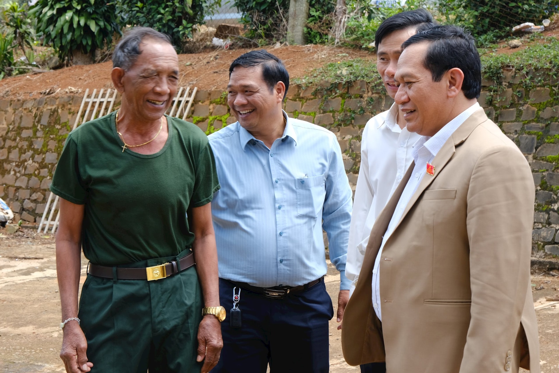 Lâm Đồng: Đồng chí K’ Mák thăm, tặng quà thương binh K’Rưng tại xã Đinh Trang Thượng