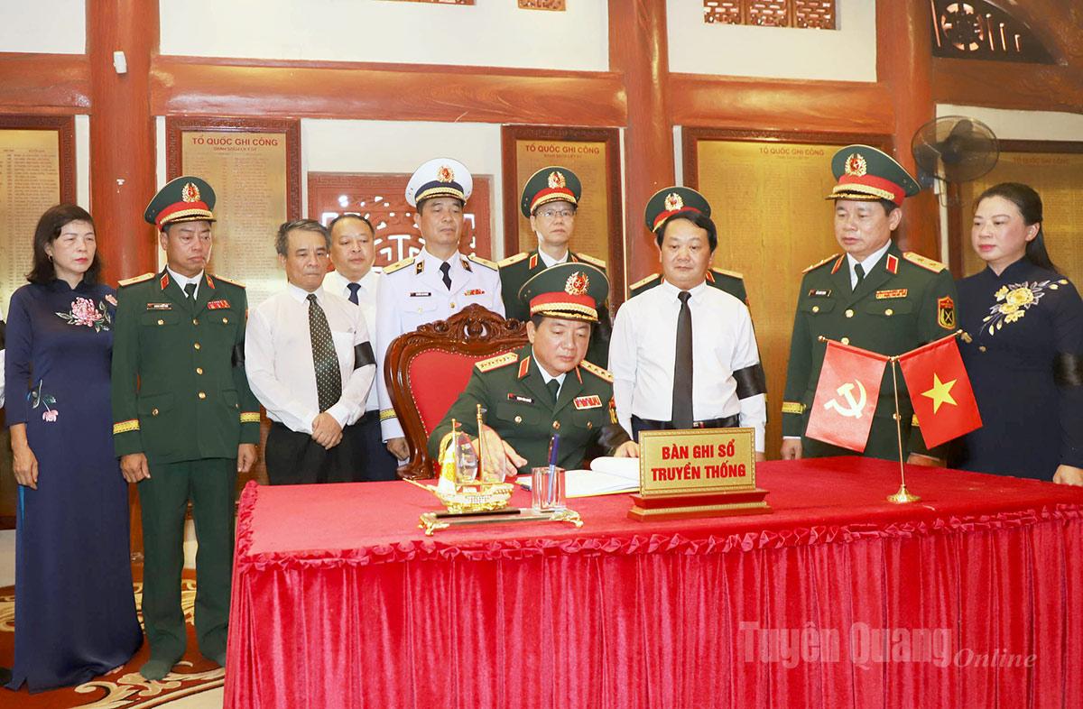 Đại tướng Trịnh Văn Quyết dự Lễ truy điệu và an táng các Anh hùng Liệt sĩ tại Nghĩa trang Liệt sĩ Quốc gia Vị Xuyên