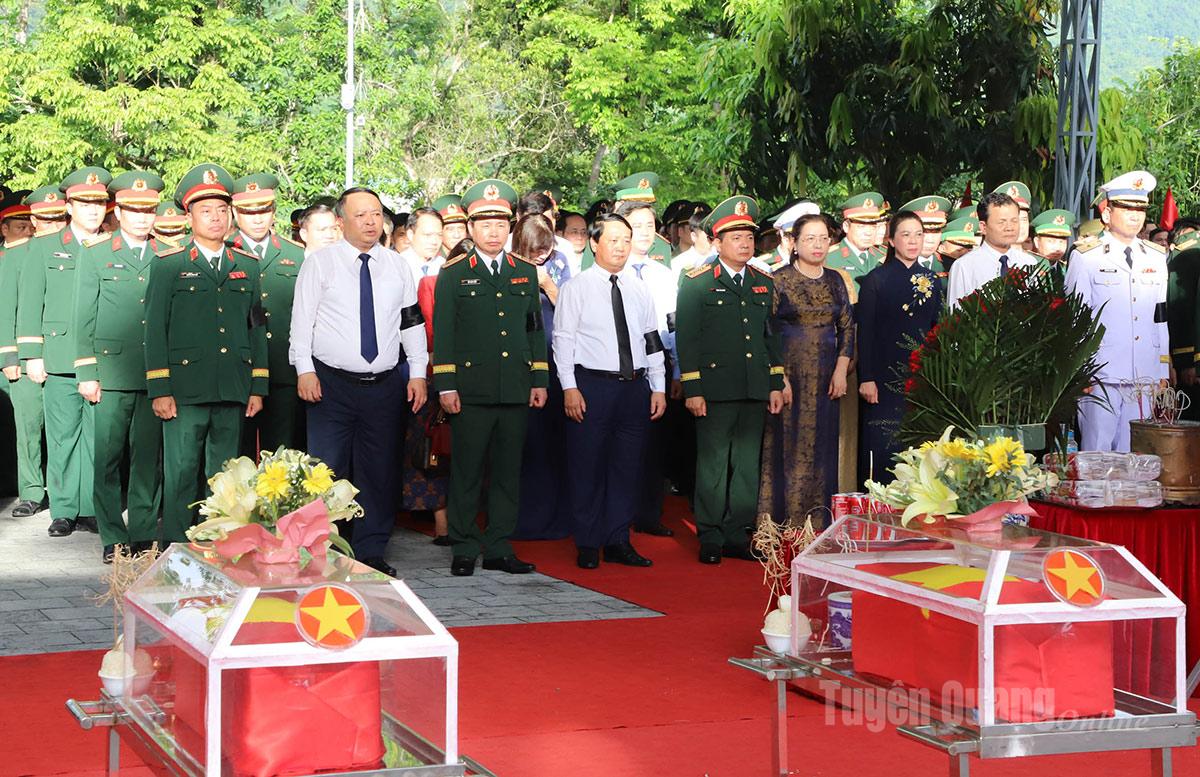 Đại tướng Trịnh Văn Quyết dự Lễ truy điệu và an táng các Anh hùng Liệt sĩ tại Nghĩa trang Liệt sĩ Quốc gia Vị Xuyên