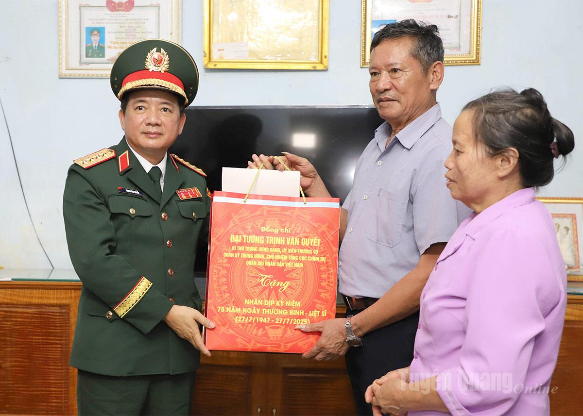 Đại tướng Trịnh Văn Quyết dự Lễ truy điệu và an táng các Anh hùng Liệt sĩ tại Nghĩa trang Liệt sĩ Quốc gia Vị Xuyên
