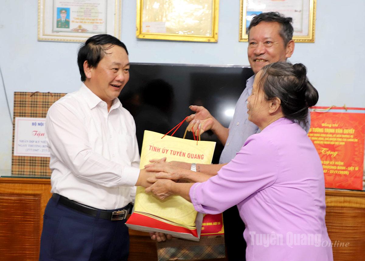 Đại tướng Trịnh Văn Quyết dự Lễ truy điệu và an táng các Anh hùng Liệt sĩ tại Nghĩa trang Liệt sĩ Quốc gia Vị Xuyên
