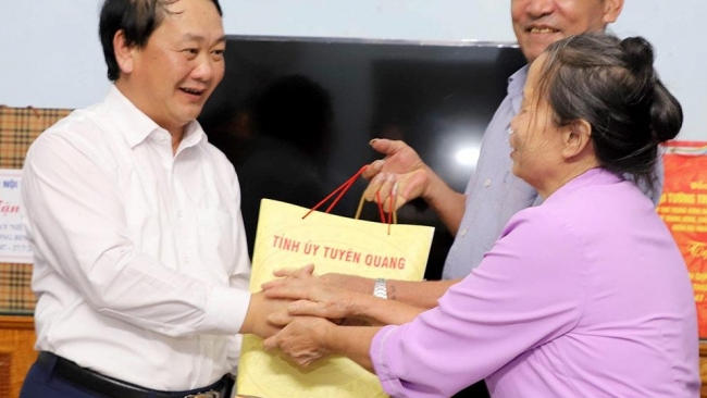 Đại tướng Trịnh Văn Quyết dự Lễ truy điệu và an táng các Anh hùng Liệt sĩ tại Nghĩa trang Liệt sĩ Quốc gia Vị Xuyên