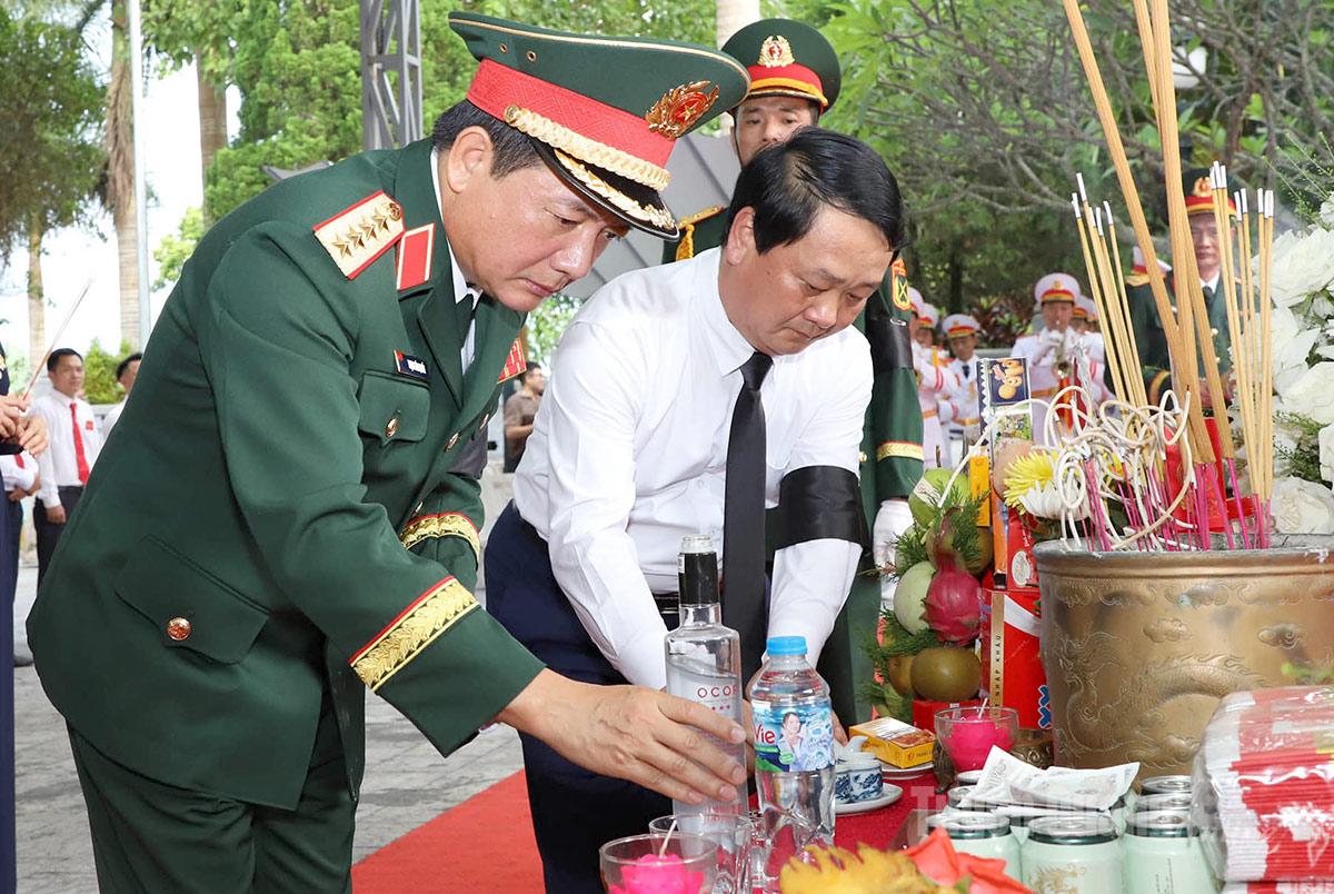 Đại tướng Trịnh Văn Quyết dự Lễ truy điệu và an táng các Anh hùng Liệt sĩ tại Nghĩa trang Liệt sĩ Quốc gia Vị Xuyên