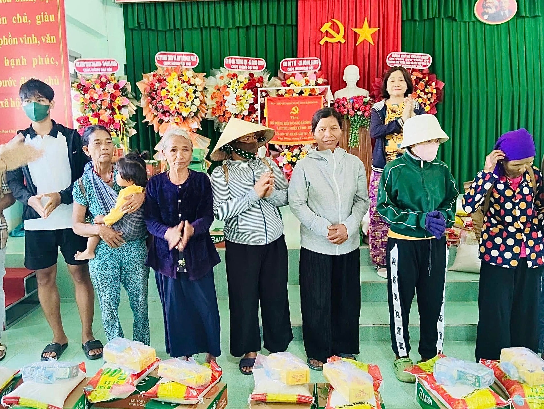 Lâm Đồng: Đông Giang tri ân gia đình chính sách, hộ nghèo
