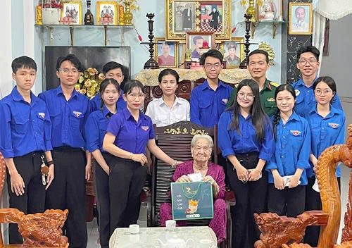 Tuổi trẻ Cần Thơ tri ân các Mẹ Việt Nam Anh hùng và gia đình chính sách