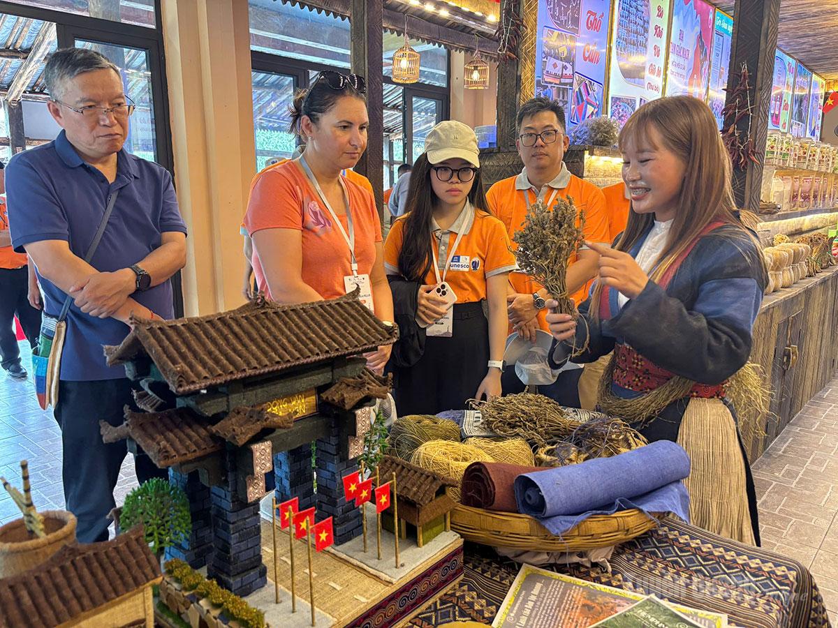 Tuyên Quang: Đoàn chuyên gia UNESCO khảo sát thực địa tại xã Đồng Văn và Mèo Vạc Đoàn chuyên gia tái thẩm định danh hiệu Công viên địa chất toàn cầu UNESCO tìm hiểu các sản phẩm thổ cẩm, dược liệu và giá trị văn hóa bản địa tại Phố cổ Đồng Văn.