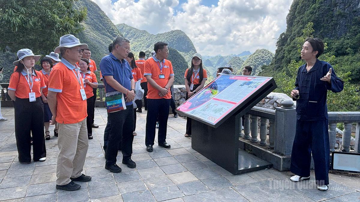 Tuyên Quang: Đoàn chuyên gia UNESCO khảo sát thực địa tại xã Đồng Văn và Mèo Vạc Đoàn chuyên gia UNESCO nghe giới thiệu về giá trị địa chất, cảnh quan và lịch sử tuyến đường Hạnh Phúc tại điểm dừng chân Tượng đài Thanh niên xung phong mở đường Hạnh Phúc, đèo Mã Pí Lèng.
