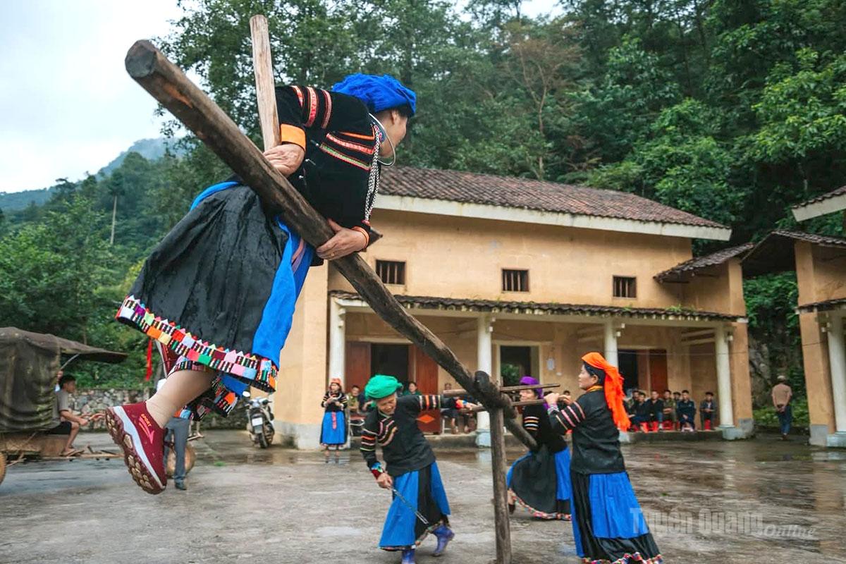 Hoạt động văn hóa cộng đồng trong ngày lễ cúng thần rừng.