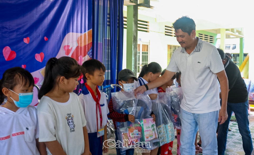 Báo Cà Mau vận động và trao quà cho học sinh nghèo