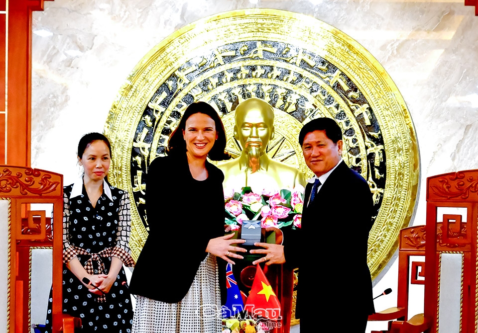 Cà Mau: Phó chủ tịch UBND tỉnh Lê Văn Sử tiếp và làm việc với Phó đại sứ Australia