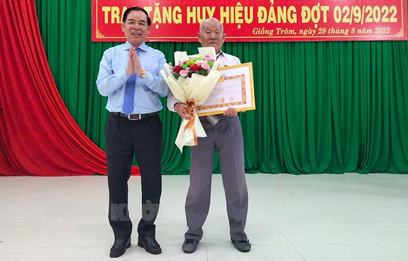 Bến Tre: Chủ tịch UBND tỉnh Trần Ngọc Tam trao Huy hiệu Đảng tại huyện Giồng Trôm