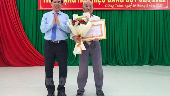 Bến Tre: Chủ tịch UBND tỉnh Trần Ngọc Tam trao Huy hiệu Đảng tại huyện Giồng Trôm
