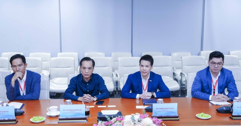Ông Phạm Văn Phong, Tổng giám đốc PV GAS tiếp đón đoàn cán bộ cấp cao Samsung C&amp;T