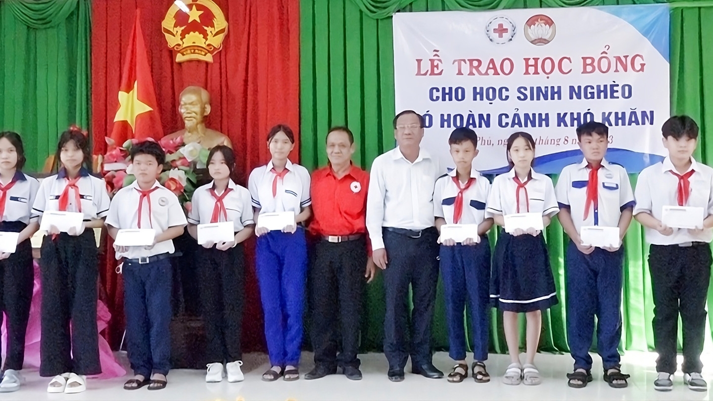 An Giang: Trao 10 suất học bổng cho học sinh nghèo, có hoàn cảnh khó khăn ở huyện Châu Phú