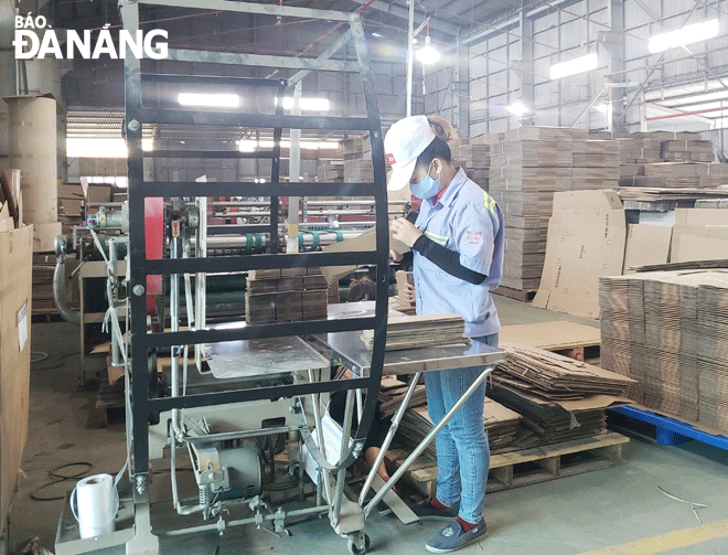Công ty TNHH Kiến trúc và Thương mại Á Châu (Khu công nghiệp Hòa Khánh, quận Liên Chiểu) áp dụng nhiều giải pháp công nghệ để sản xuất sạch hơn. Ảnh: M.Q