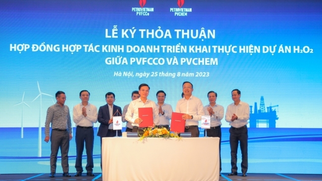 PVChem và PVFCCo ký kết hợp đồng hợp tác kinh doanh dự án Nhà máy sản xuất nước Oxy già