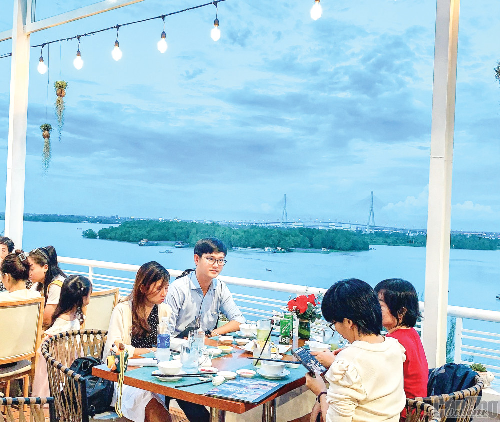 Du khách tại không gian Mekong River Lounge &amp; Restaurant.