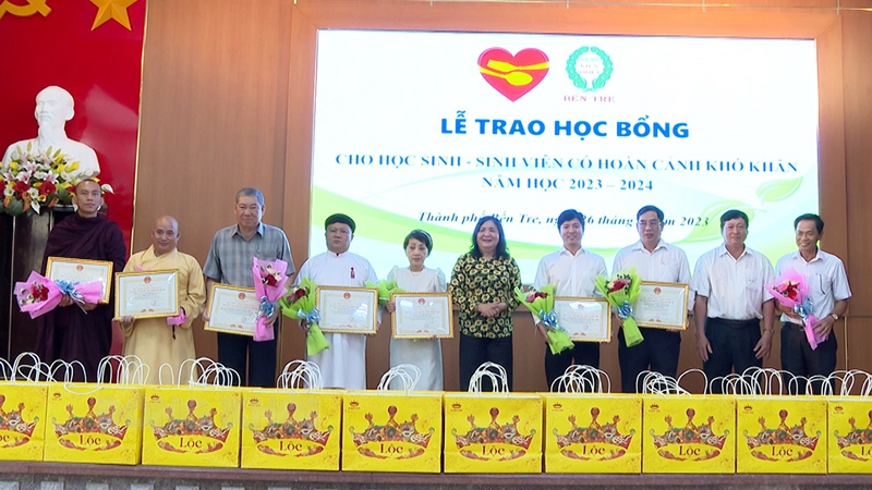 Bến Tre: Trao học bổng cho sinh viên, học sinh nghèo có hoàn cảnh khó khăn năm học 2023-2024