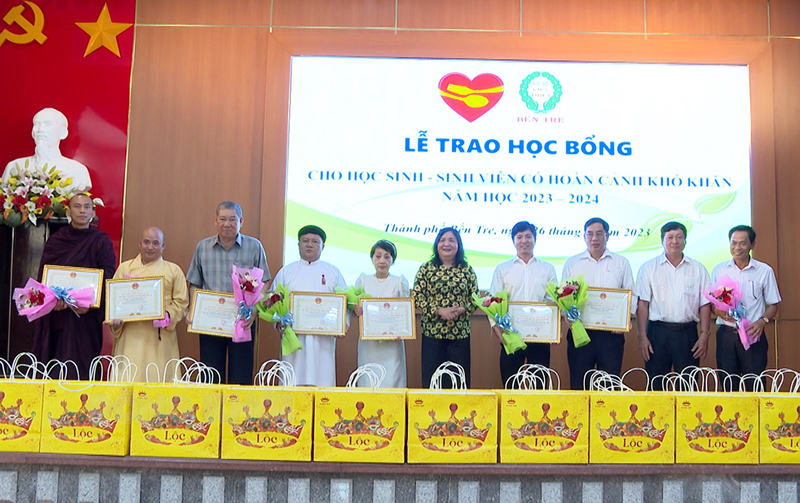 Phó bí thư Thường trực Tỉnh ủy - Chủ tịch HĐND tỉnh Hồ Thị Hoàng Yến trao Bằng khen và hoa cho các nhà tài trợ.