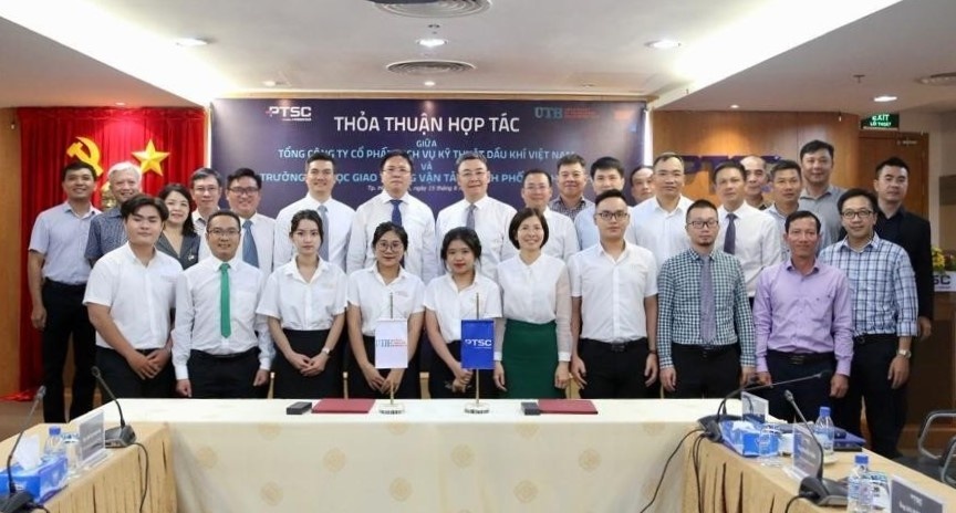 Ông Trần Hoài Nam - Phó Tổng Giám đốc PTSC và PGS.TS Nguyễn Xuân Phương - Hiệu trưởng UTH ký Thỏa thuận hợp tác