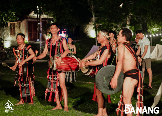 Các nhạc cụ trống và cồng chiêng của đồng bào Cơ tu được đưa vào chương trình lễ hội phục vụ du khách tại làng Toom Sara của khu du lịch sinh thái Suối Hoa. Ảnh: Đơn vị cung cấp